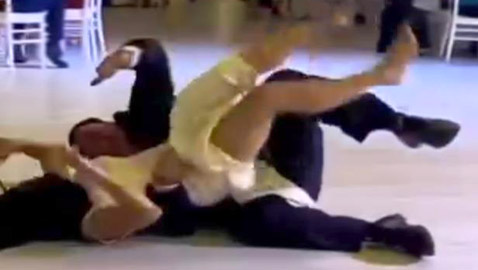 تعليق كوميدي من تامر حسني لعريس سقط على الارض مع عروسته اثناء الرقص: انا وقعت مثلك!