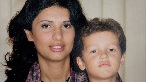 محمد محمود عبد العزيز يحتفل بعيد ميلاد والدته وينشر صورة قديمة من طفولته ورسالة مؤثرة