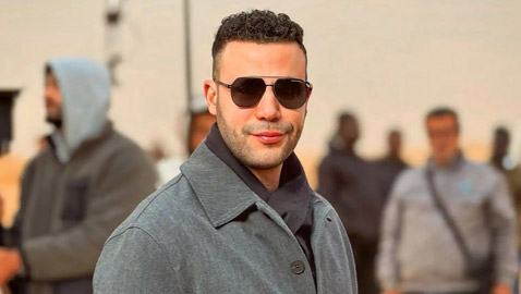 محمد إمام يؤدي مناسك العمرة وينشر صورته أمام الكعبة: يا رب اكتبها لكل مشتاق