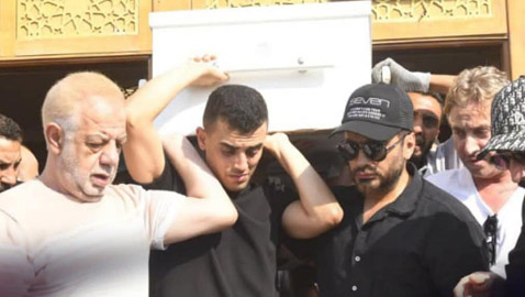 الوداع الأخير: تامر حسني يحمل نعش والده وابنته تاليا تودع جدها بكلمات مؤثرة