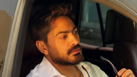 رغم حزنه بعد وفاة والده، تامر حسني لم يتخلى عن دعم أصدقائه ومساندتهم
