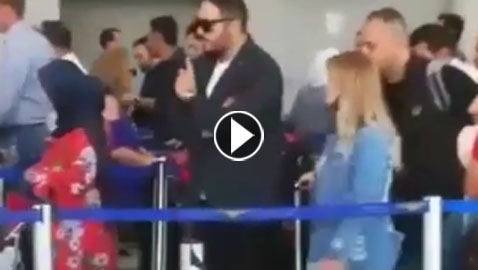 فيديو رامي عياش يقف بالدور بكل تواضع في المطار.. ماذا فعل مع المسافرين؟: